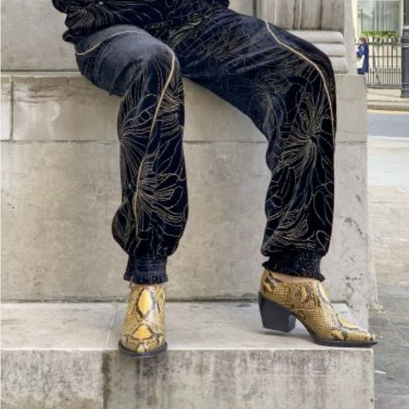 Vince Camuto Jetera Yellow/ Black Snakeskin Print Pointed Toe Ankle Boot… - Picture 2 of 9